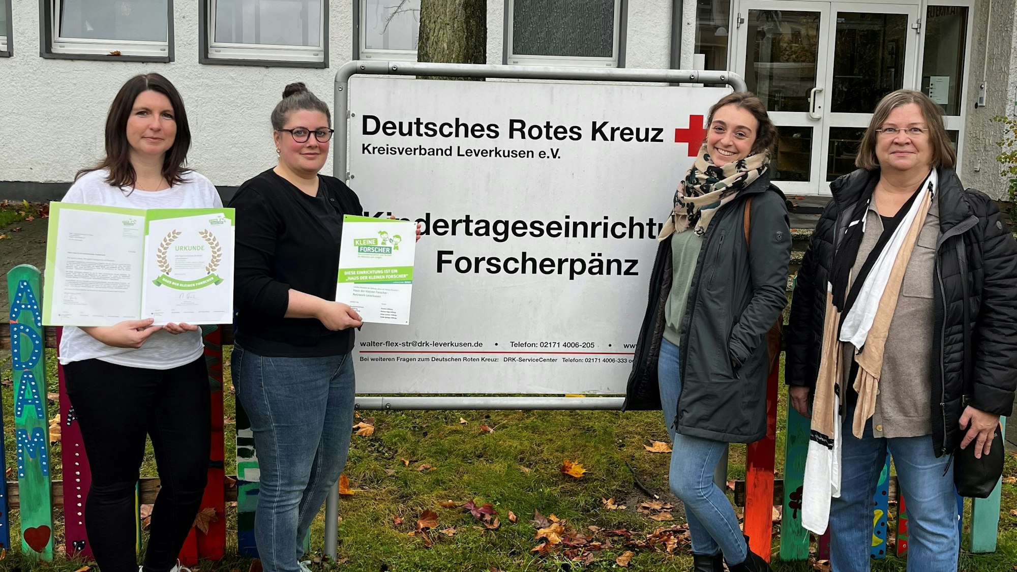 v.r.n.l. Sonja Matina (Erzieherin), Vanessa Michaelis (Kita-Leitung), Netzwerkkoordinatorinnen Haus der kleinen Forscher Ayleen Köster (Evangelisches Familien- und Erwachsenenbildungswerk des Kirchenkreises Leverkusen) und Renate Müller (Kommunales Bildungsbüro Leverkusen)