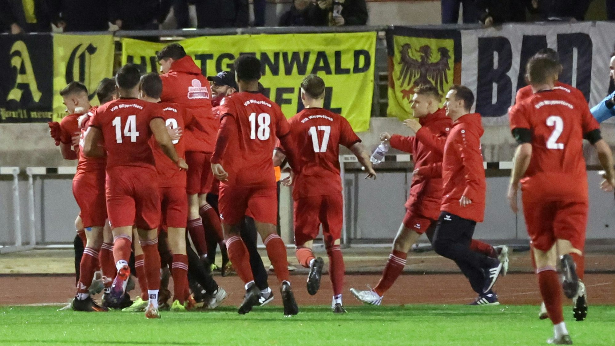 In ihren roten Trikots bejubeln die Spieler und Ersatzspieler de Ausgleichstreffer von Dean-Robin Paes.