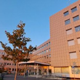 Das rheinisch-bergische Kreishaus am Rübezahlwald in Bergisch Gladbach im Abendlicht.