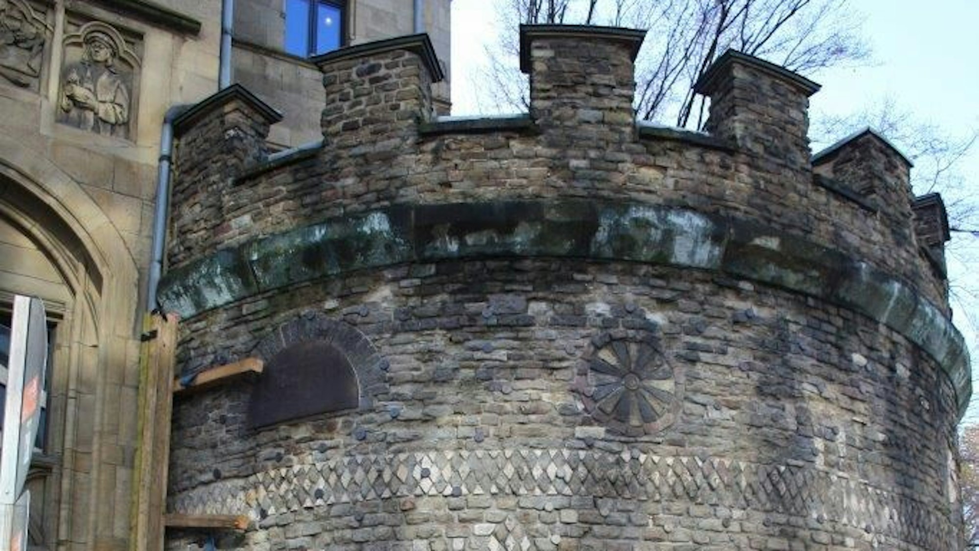 Der Römerturm nach der ersten Sanierung mit den Verankerungen.