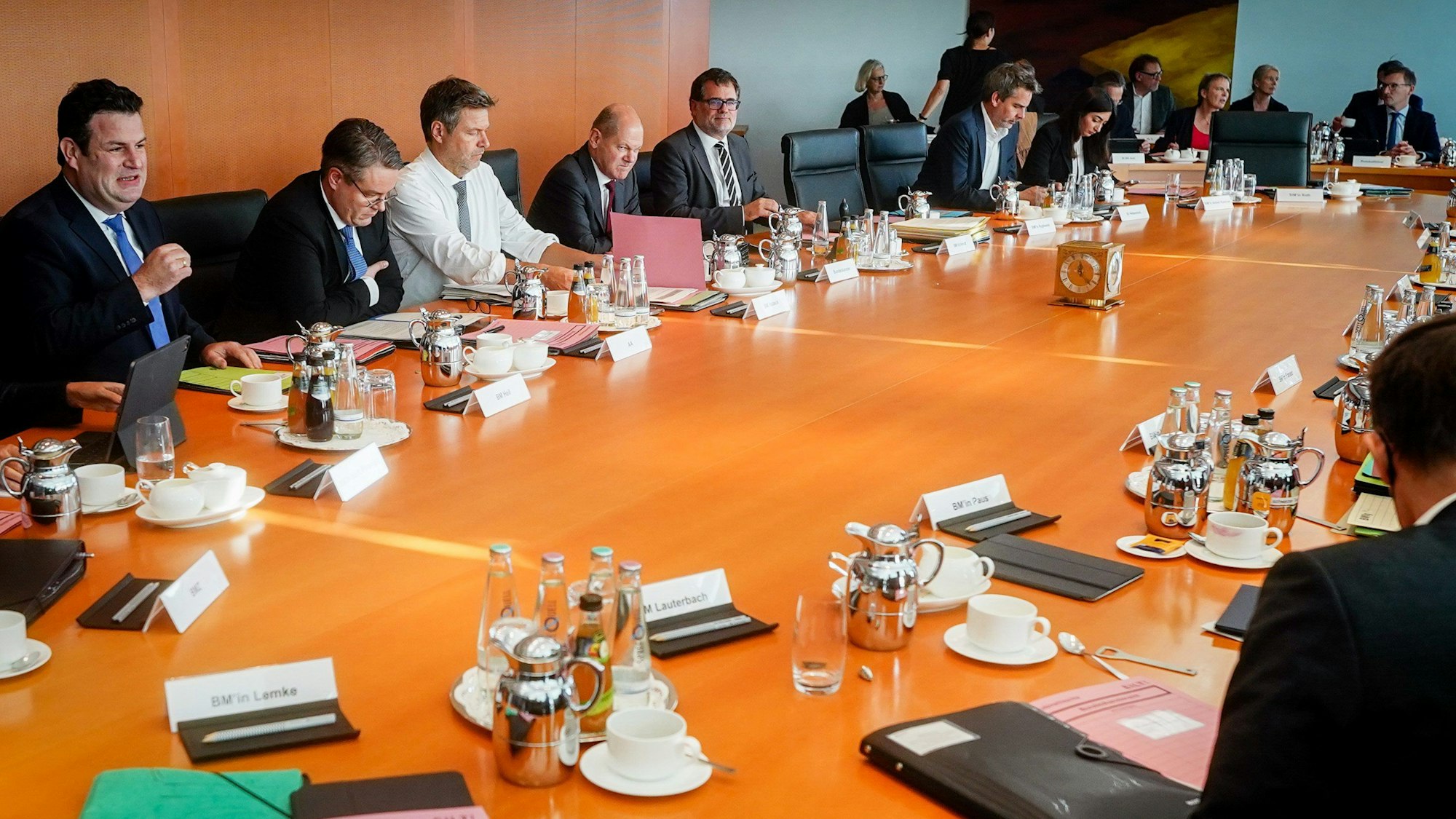 Bundeskanzler Olaf Scholz (4.v.l., SPD) nimmt an der Sitzung des Bundeskabinetts im Bundeskanzleramt neben Hubertus Heil (v.l., SPD), Bundesminister für Arbeit und Soziales, Tobias Lindner (Bündnis 90/Die Grünen), Staatsminister im Auswärtigen Amt, Robert Habeck (Bündnis 90/Die Grünen), Bundesminister für Wirtschaft und Klimaschutz, Wolfgang Schmidt (SPD), Chef des Bundeskanzleramts, und Steffen Hebestreit, Sprecher der Bundesregierung, teil. Sie sitzen an einem großen, ovalen Tisch. (Archivbild)