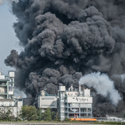 Über der Sondermüllverbrennung in Bürrig steht am 27. Juli 2021 eine gigantische Rauchwolke.