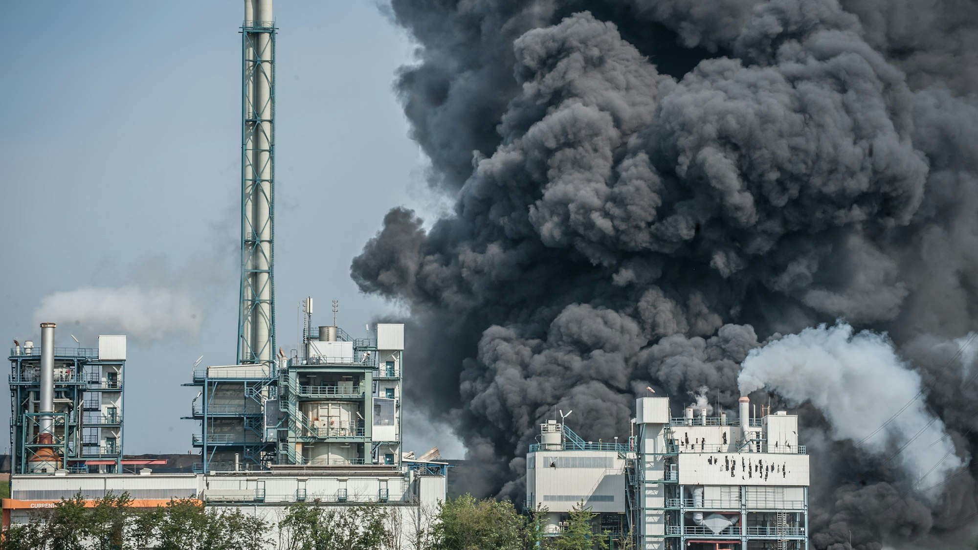 Eine riesige Rauchwolke erhebt sich am 27. Juli 2021 über der Bürriger Sondermüllverbrennung