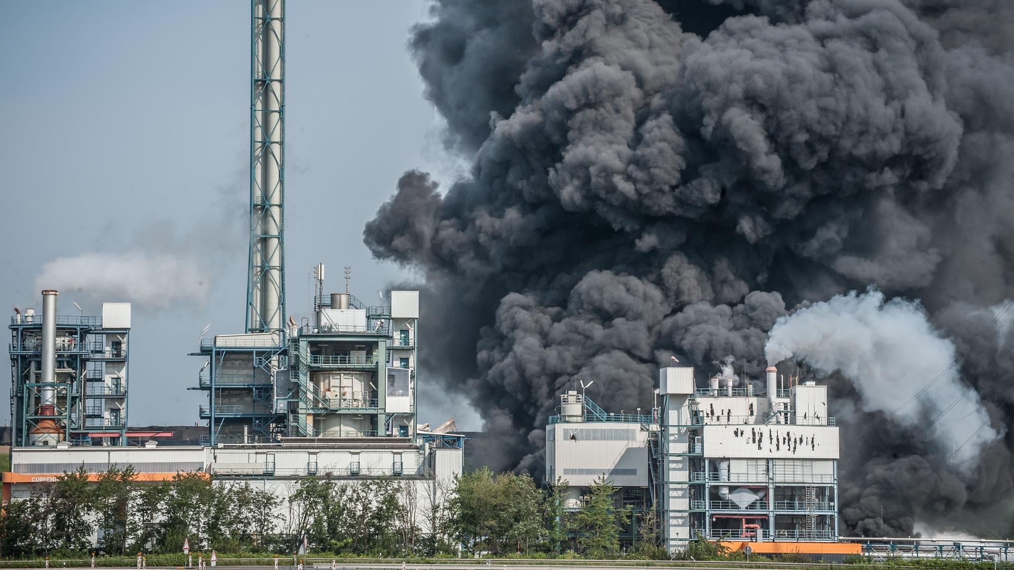 Über der Sondermüllverbrennung in Bürrig steht am 27. Juli 2021 eine gigantische Rauchwolke.