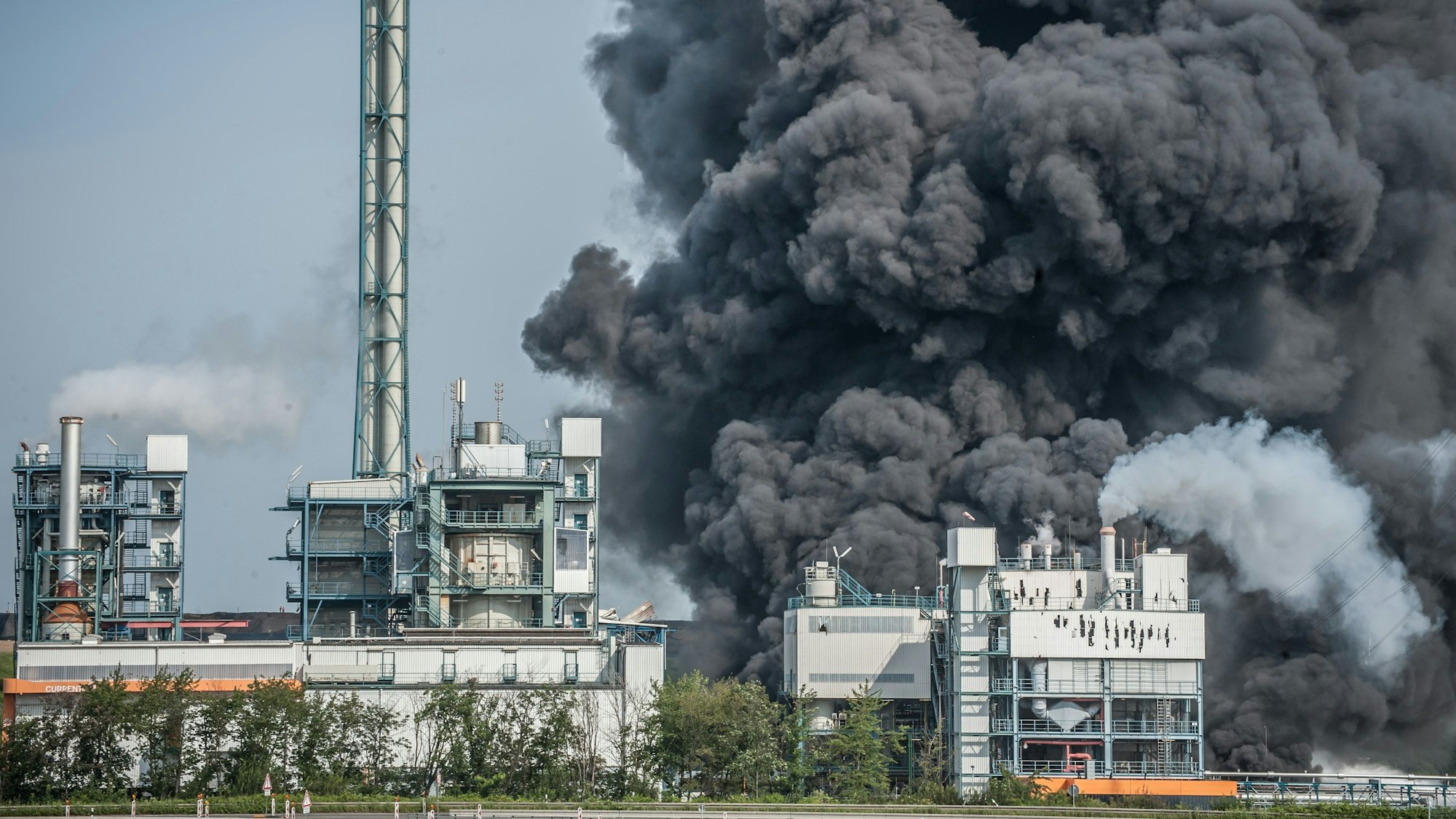 Über der Sondermüllverbrennung in Bürrig steht am 27. Juli 2021 eine gigantische Rauchwolke.