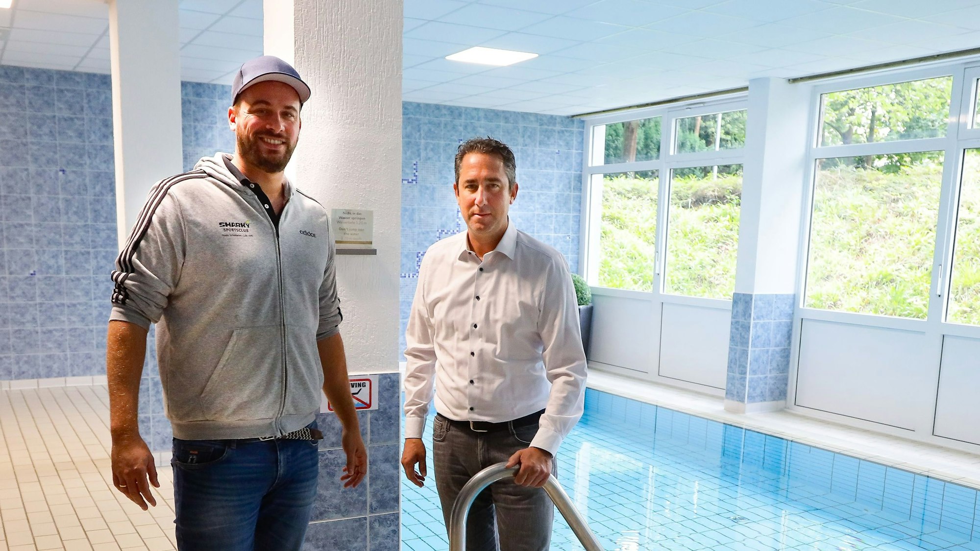Schwimmlehrer Martin Becker (links) und Oliver Seeck, Vorsitzender Sportausschuss