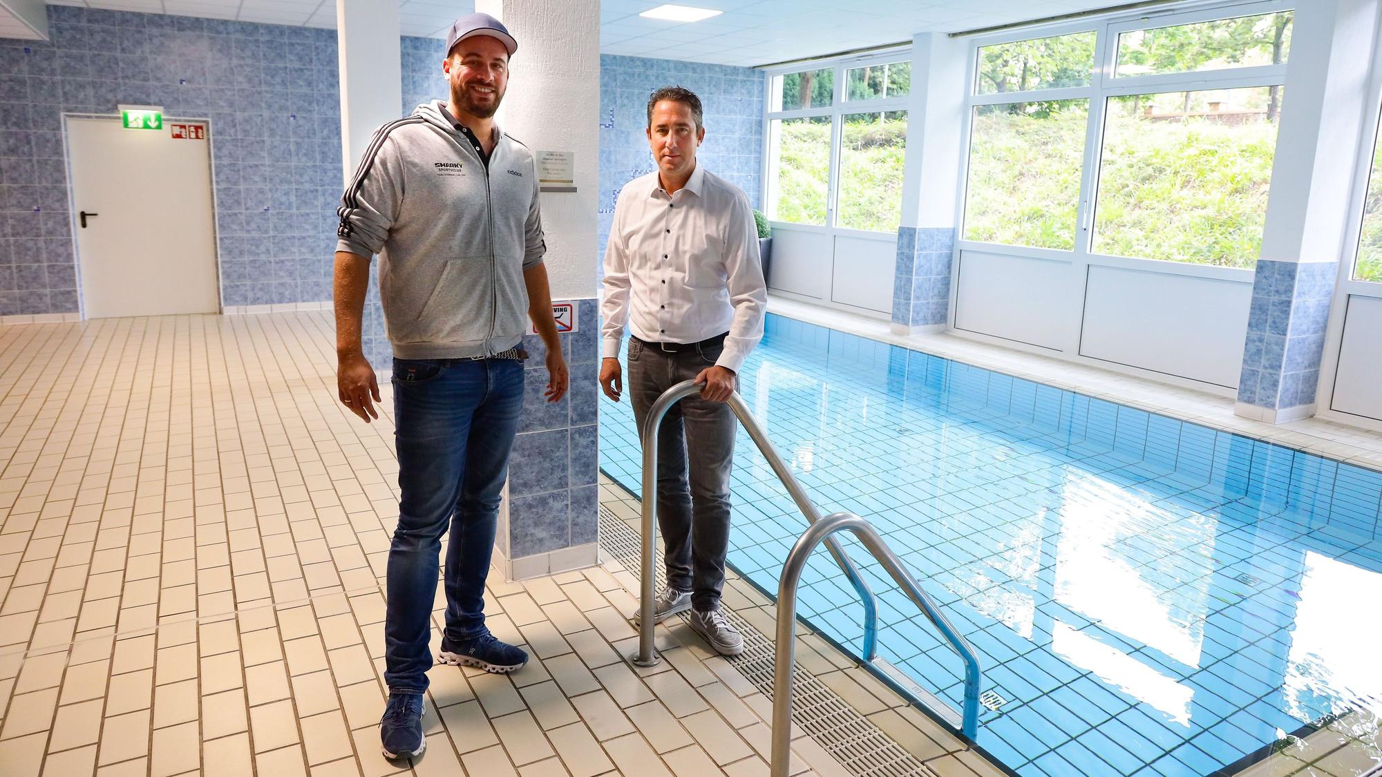 Martin Becker (links) und Oliver Seeck an einem Hotel-Pool, der der Größe des Container-Schwimmbeckens entspricht.