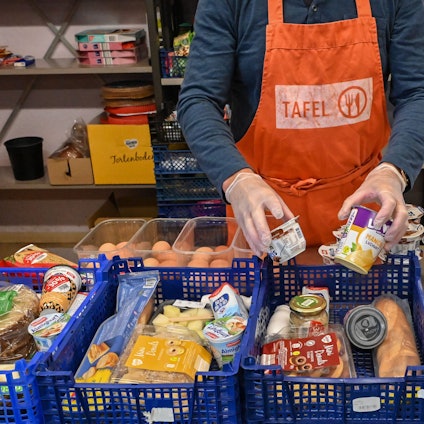 Ein ehrenamtlicher Helfer arbeitet in der Tafel Cottbus. Die Tafeln in Deutschland haben noch nie so vielen bedürftigen Menschen geholfen wie derzeit.