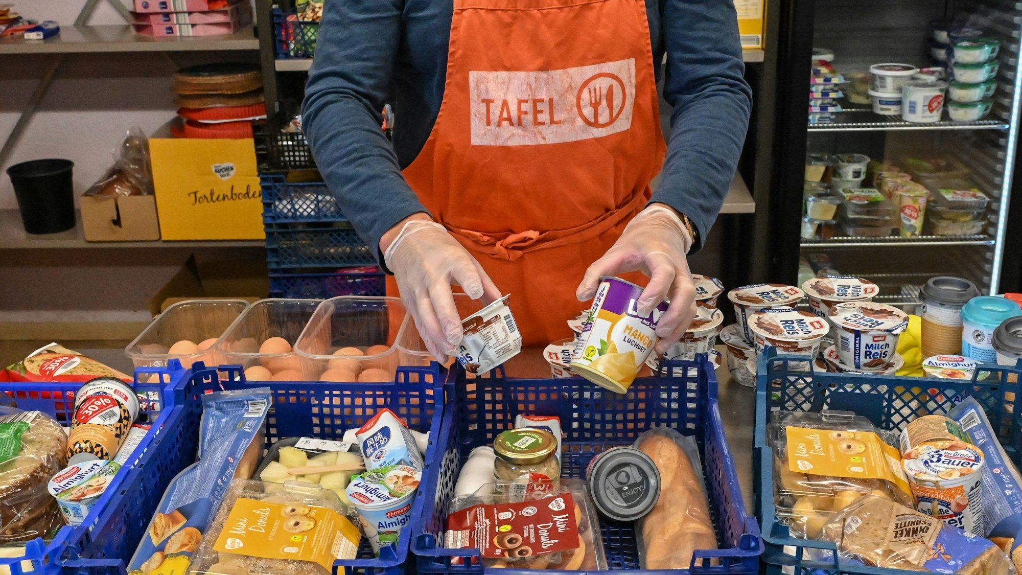 Ein ehrenamtlicher Helfer arbeitet in der Tafel Cottbus. Die Tafeln in Deutschland haben noch nie so vielen bedürftigen Menschen geholfen wie derzeit.