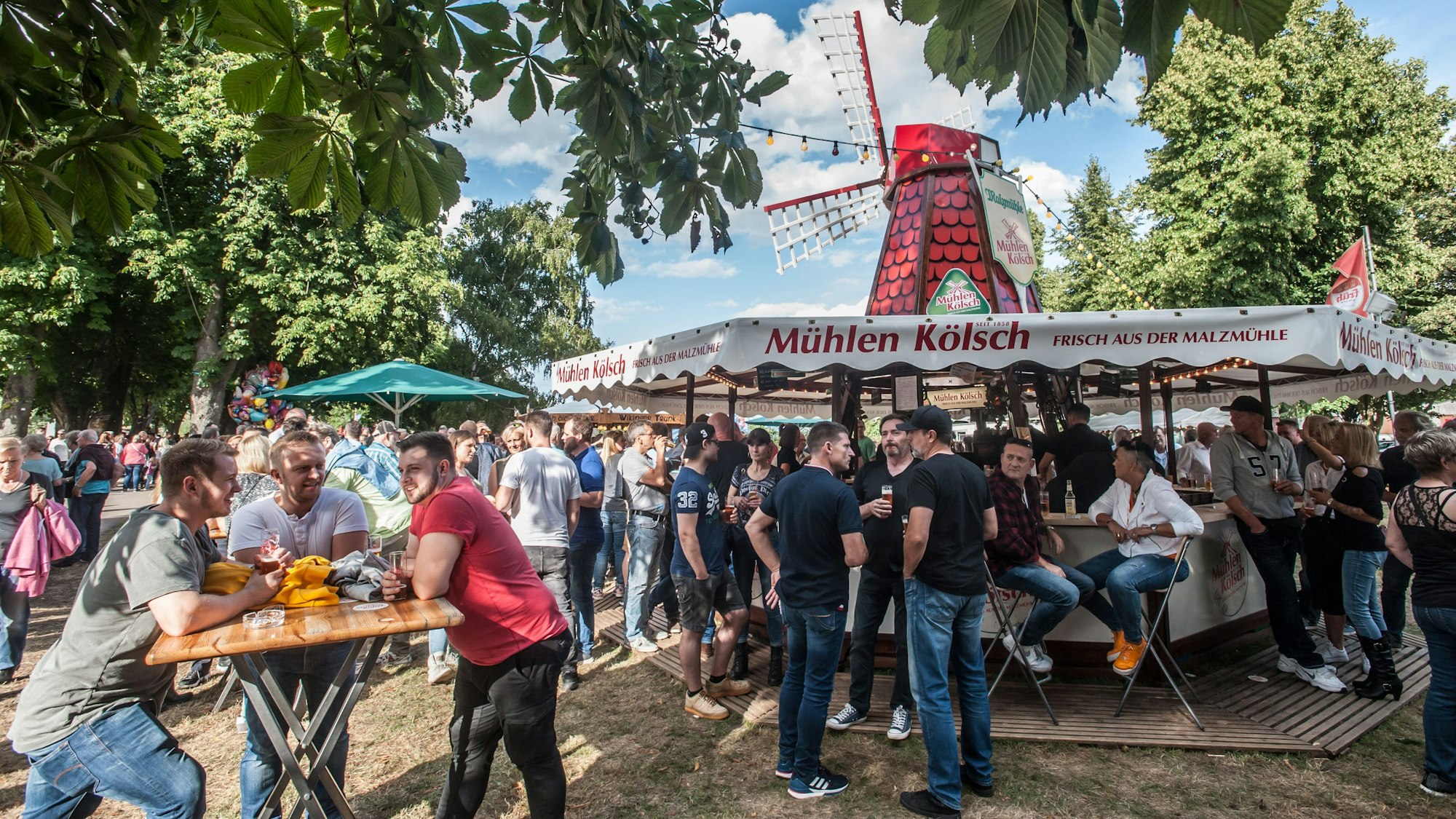 Ein Kölsch im Grünen: Die Opladener Bierbörse zieht regelmäßig viele Besucherinnen und Besucher an. (Archivbild)