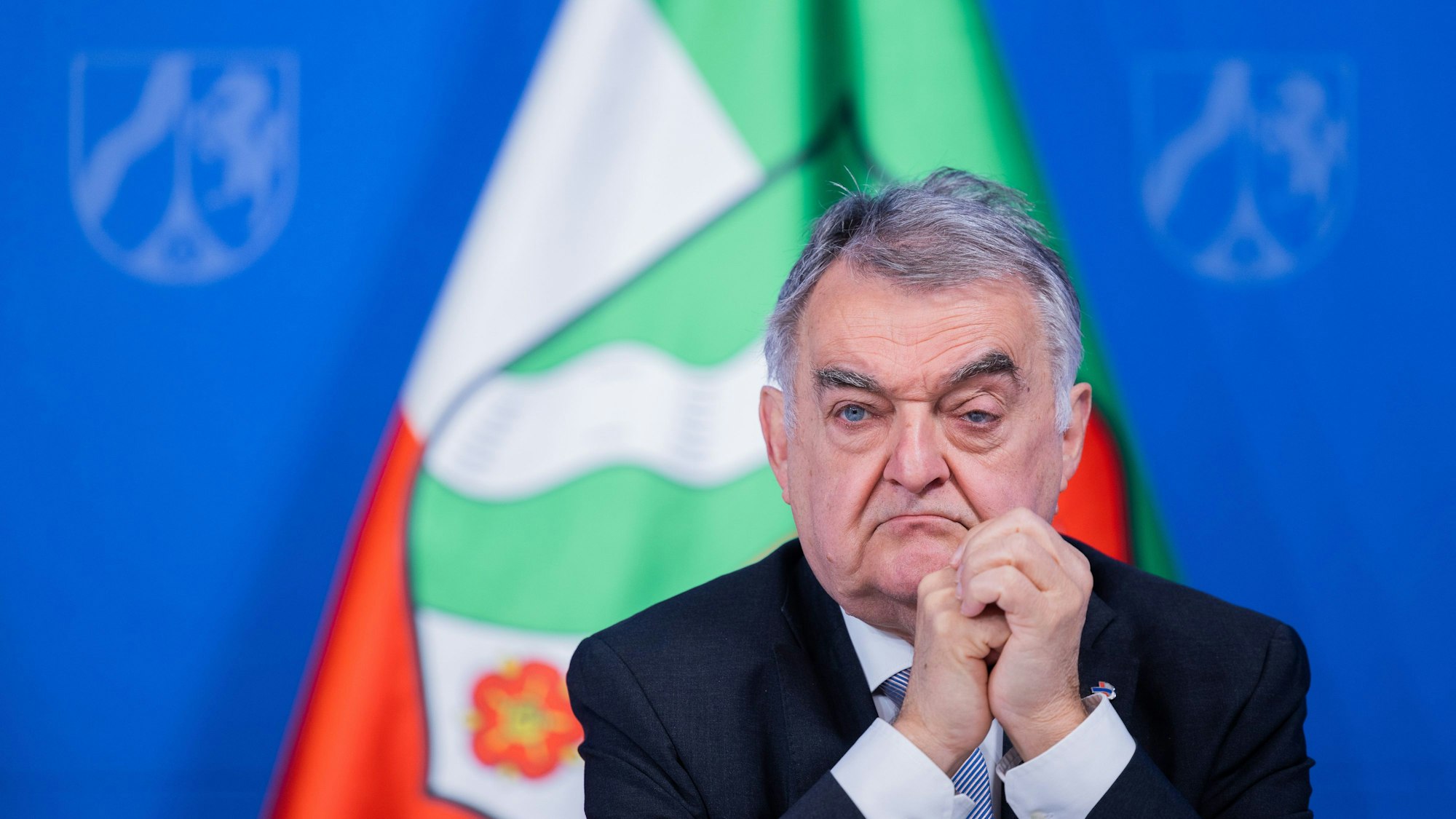 Herbert Reul (CDU), Innenminister von Nordrhein-Westfalen, sitzt bei der Unterzeichnung einer Kooperationsvereinbarung für eine Dunkelfeld-Studie zu Antisemitismus in der Staatskanzlei.