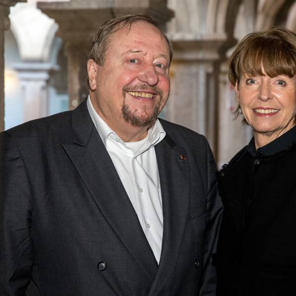 Josef Wirges und Kölns Oberbürgermeisterin Henriette Reker stehen im Säulengang des Historischen Rathauses.