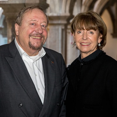 Josef Wirges und Kölns Oberbürgermeisterin Henriette Reker stehen im Säulengang des Historischen Rathauses.