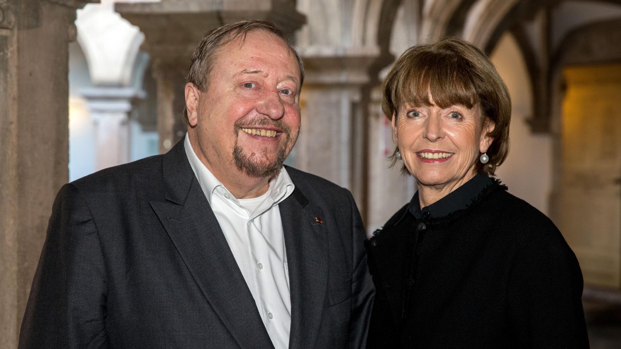 Josef Wirges und Kölns Oberbürgermeisterin Henriette Reker stehen im Säulengang des Historischen Rathauses.