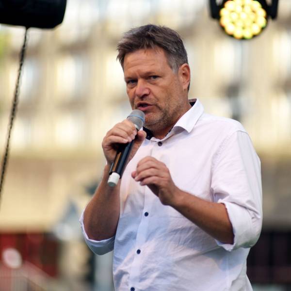 Robert Habeck spricht auf einer Bühne.