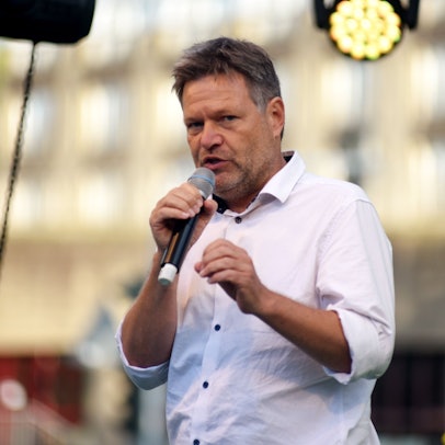 Robert Habeck spricht auf einer Bühne.
