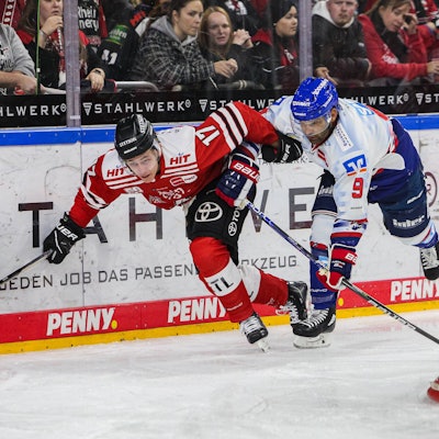 Jan Luca Sennhenn im Zweikampf an der Bande.