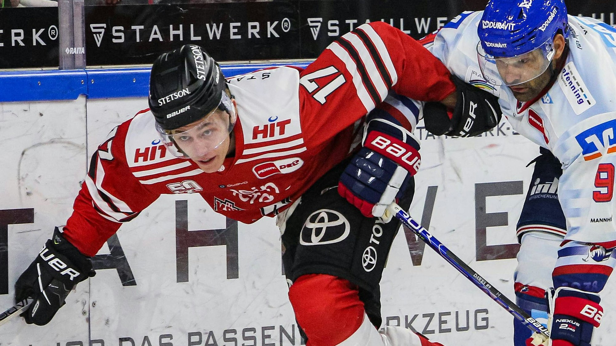 Jan Luca Sennhenn im Zweikampf an der Bande.