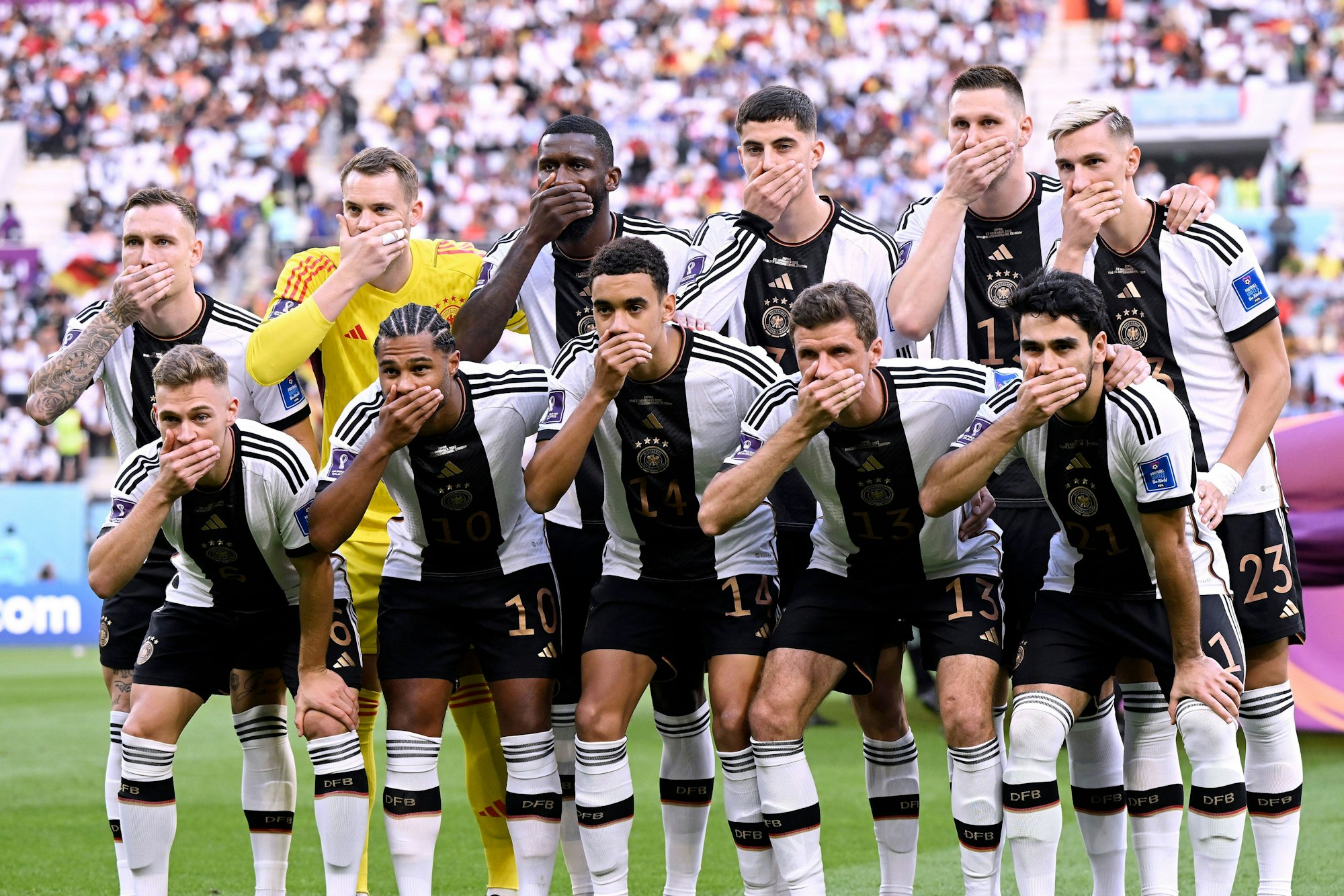 Das DFB-Team hält sich vor dem Spiel gegen Japan demonstrativ den Mund zu.
