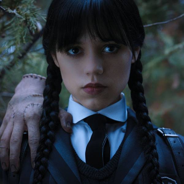 Schauspielerin Jenna Ortega mit dem eiskalten Händchen auf ihrer Schulter.