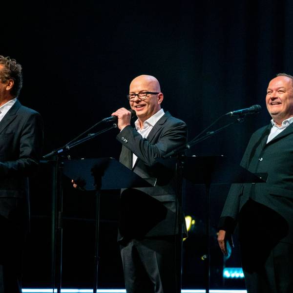 24.11.2022, Köln: Andreas Fröhlich Jens Wawrczeck und Oliver Rohrbeck sind die Sprecher. Die Drei Fragezeichen wird als Bühnenshow in der Arena aufgeführt. Foto: Uwe Weiser