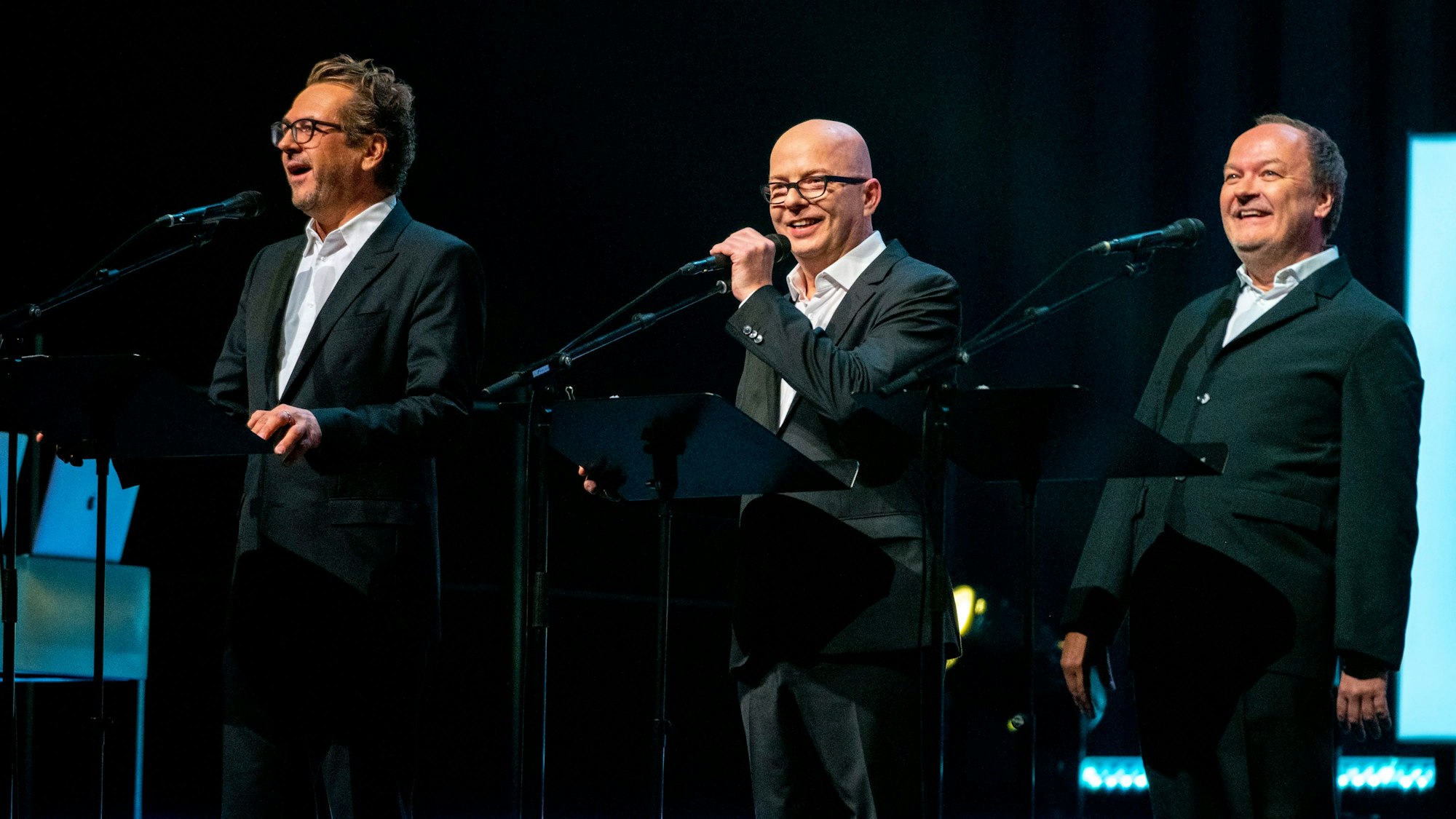 24.11.2022, Köln: Andreas Fröhlich Jens Wawrczeck und Oliver Rohrbeck sind die Sprecher. Die Drei Fragezeichen wird als Bühnenshow in der Arena aufgeführt. Foto: Uwe Weiser