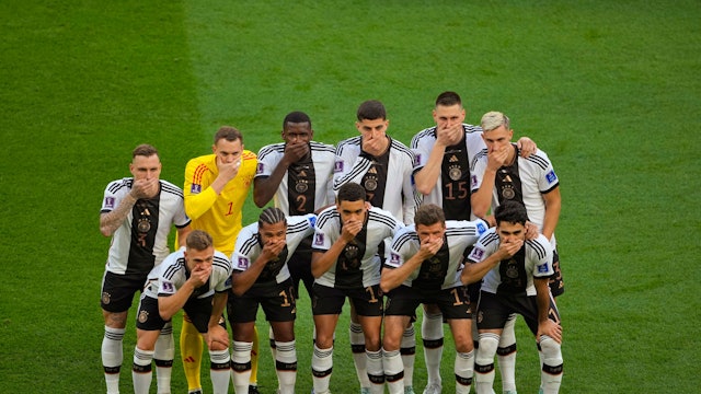 Das DFB-Team protestiert mit der Hand vor dem Mund für die Fotografen. David Raum, Torwart Manuel Neuer, Antonio Rüdiger, Kai Havertz, Niklas Süle, Nico Schlotterbeck, vorne von links: Josua Kimmich, Serge Gnabry, Jamal Musiala, Thomas Müller, Ilkay Gündogan.