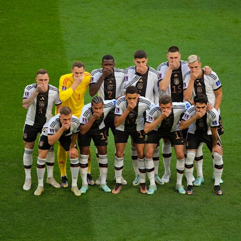 Das DFB-Team protestiert mit der Hand vor dem Mund für die Fotografen. David Raum, Torwart Manuel Neuer, Antonio Rüdiger, Kai Havertz, Niklas Süle, Nico Schlotterbeck, vorne von links: Josua Kimmich, Serge Gnabry, Jamal Musiala, Thomas Müller, Ilkay Gündogan.