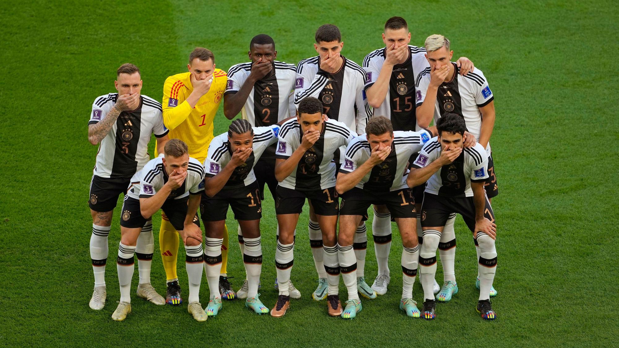 Das DFB-Team protestiert mit der Hand vor dem Mund für die Fotografen. David Raum, Torwart Manuel Neuer, Antonio Rüdiger, Kai Havertz, Niklas Süle, Nico Schlotterbeck, vorne von links: Josua Kimmich, Serge Gnabry, Jamal Musiala, Thomas Müller, Ilkay Gündogan.