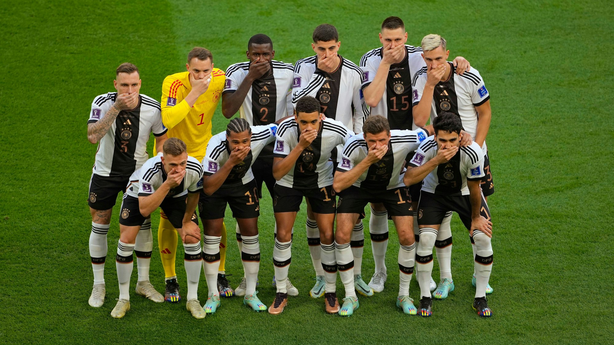 Das DFB-Team protestiert mit der Hand vor dem Mund für die Fotografen. David Raum, Torwart Manuel Neuer, Antonio Rüdiger, Kai Havertz, Niklas Süle, Nico Schlotterbeck, vorne von links: Josua Kimmich, Serge Gnabry, Jamal Musiala, Thomas Müller, Ilkay Gündogan.