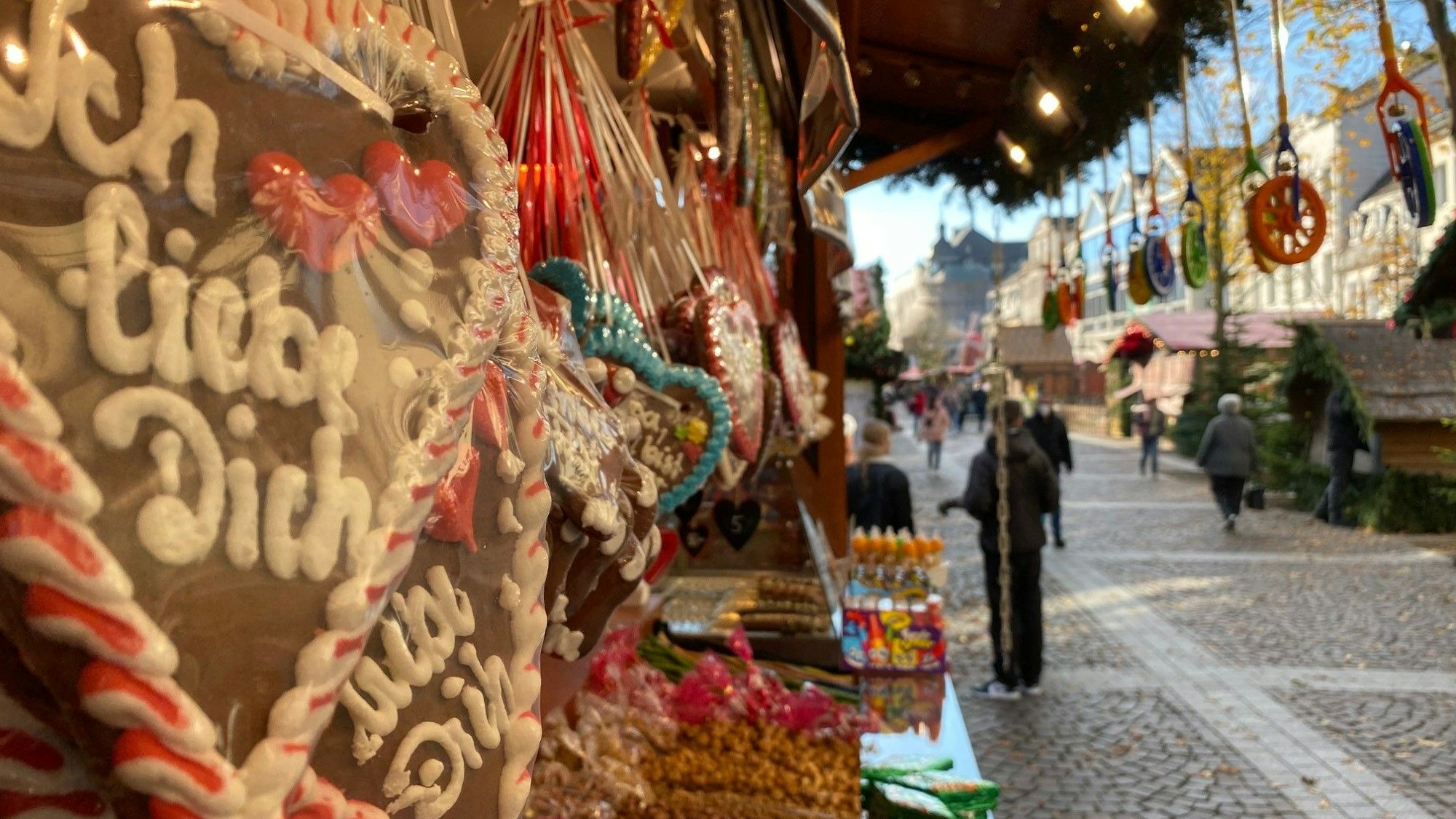 Das Foto zeigt den Weihnachtsmarkt in Brühl, im Vordergrund Lebkuchenherzen.