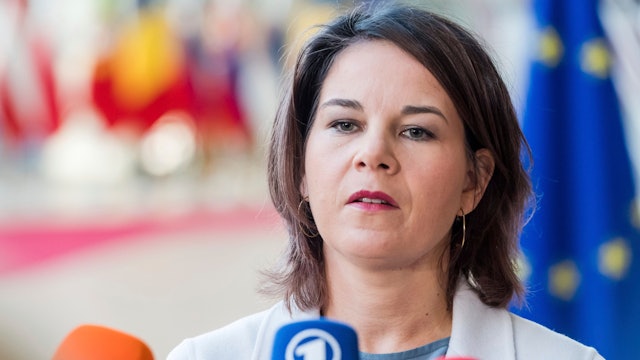 Die deutsche Außenministerin Annalena Baerbock spricht mit Journalisten, als sie zu einem Treffen der EU-Außenminister im EU-Ratsgebäude eintrifft.