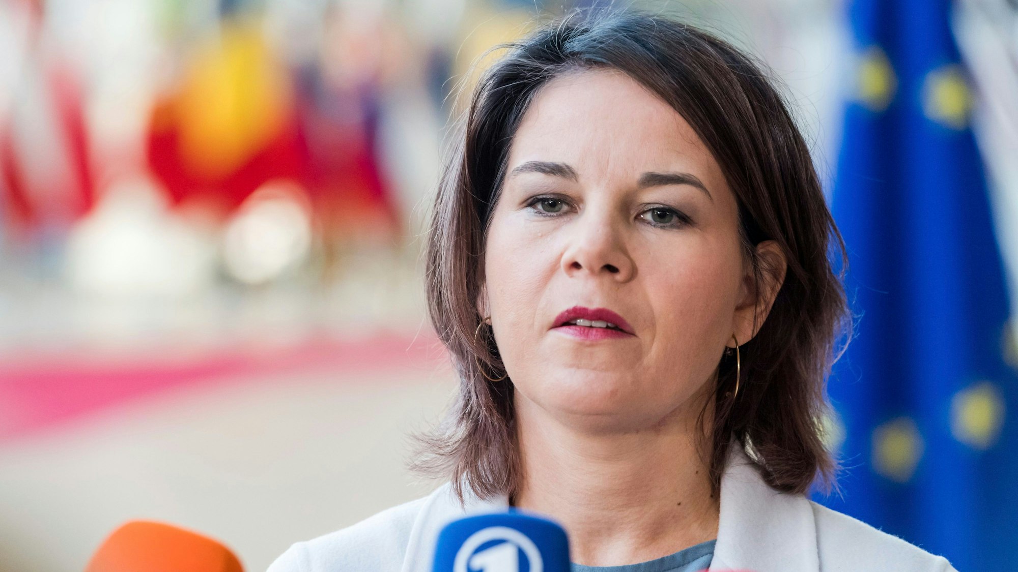 Die deutsche Außenministerin Annalena Baerbock spricht mit Journalisten, als sie zu einem Treffen der EU-Außenminister im EU-Ratsgebäude eintrifft.