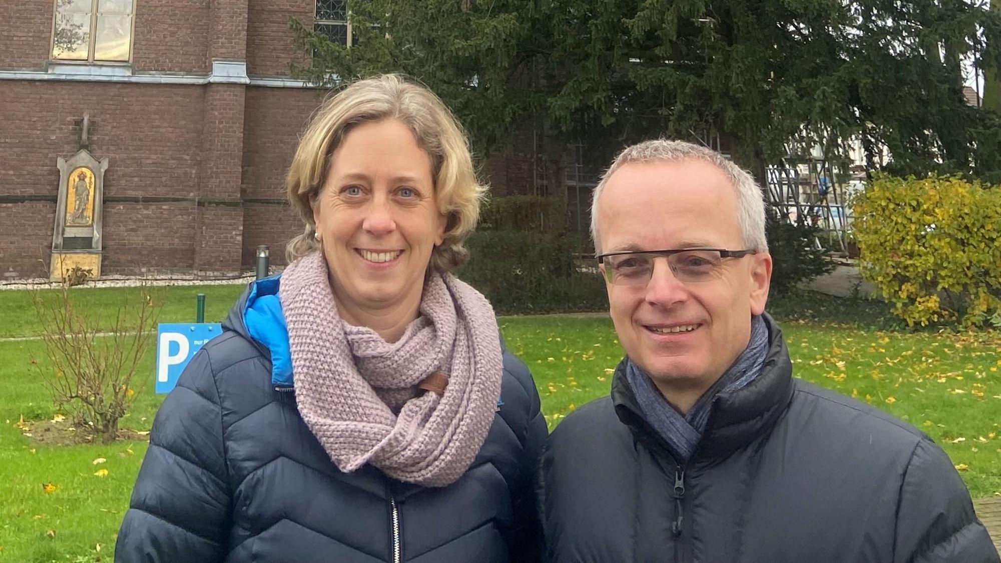 Nina Hüwel und Matthias Kenter vor der Kirche.