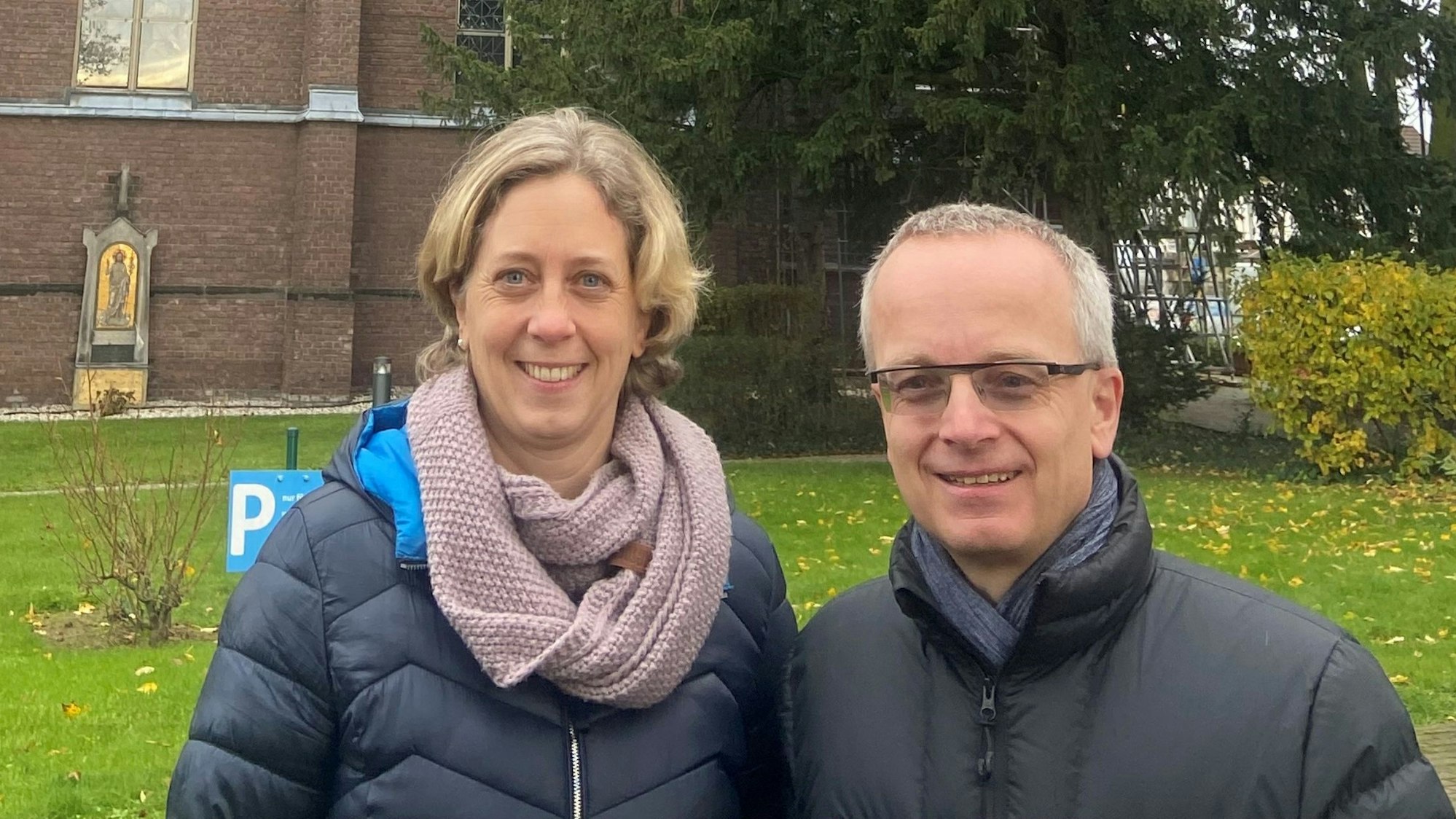 Nina Hüwel und Matthias Kenter vor der Kirche.