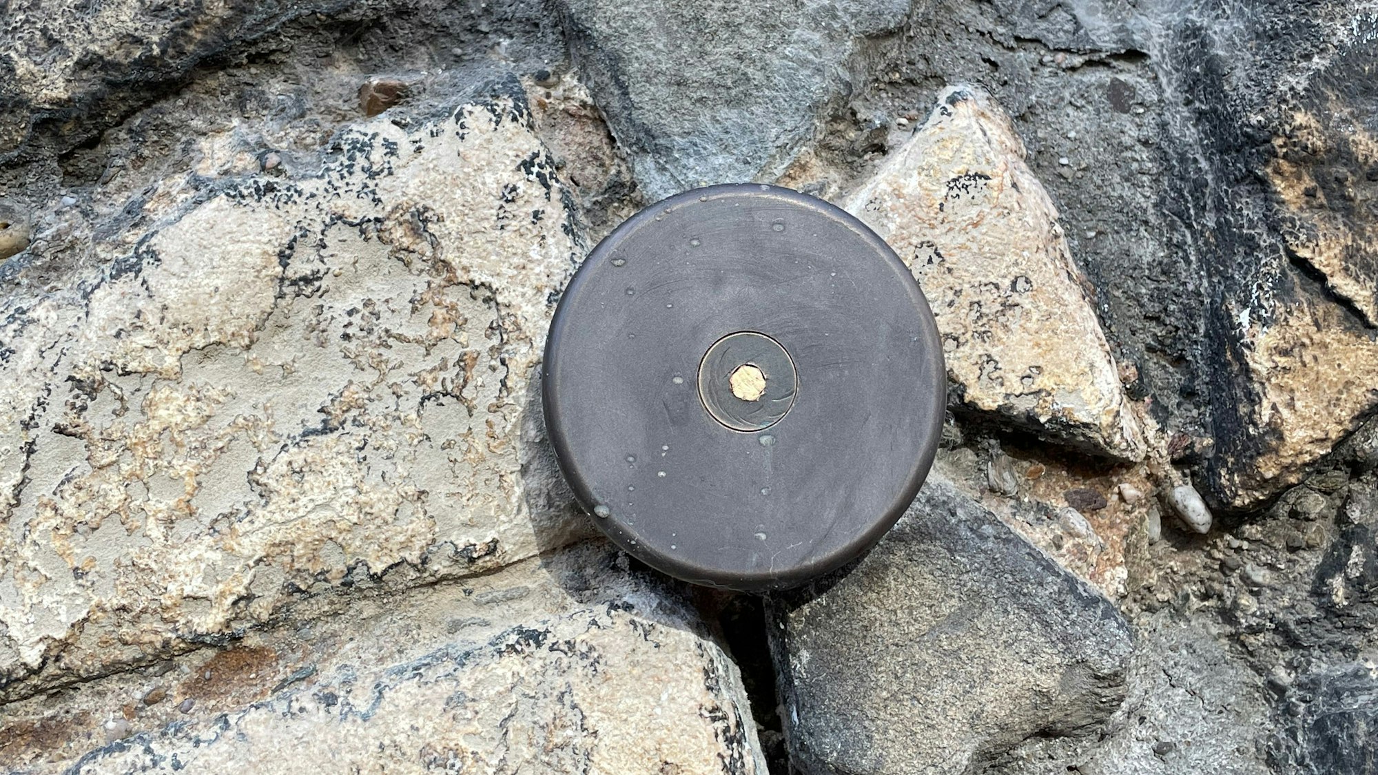 Eine Nahaufnahme einer Ankerscheibe am Römerturm.