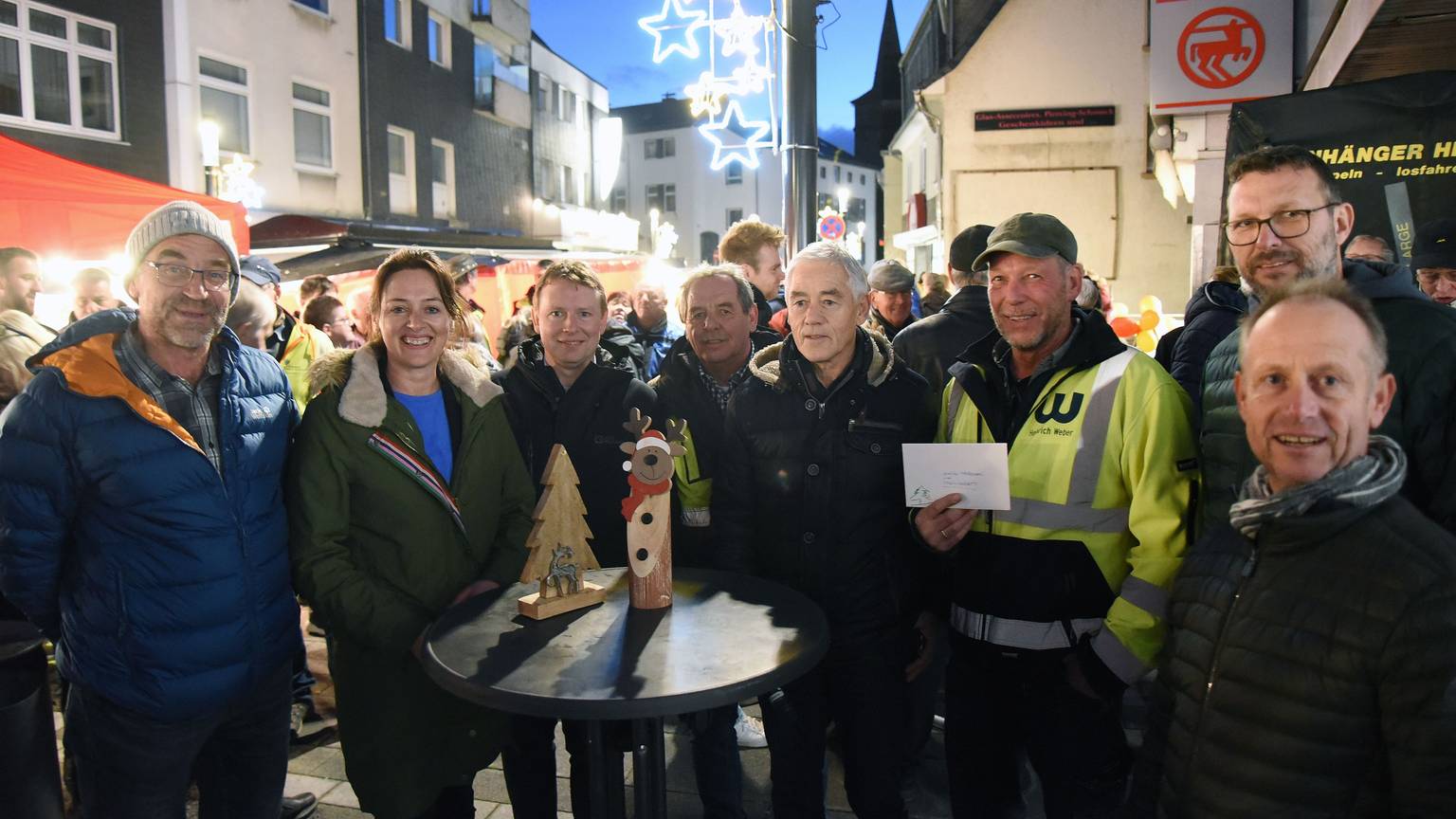 Waldbroel Kaiserstrasse 36 Fest zur Einweihung des fertigen Strassenbau-Abschnitts Mit den Vertretern der Stadt und des Bauteams und Organisatoren Illumination