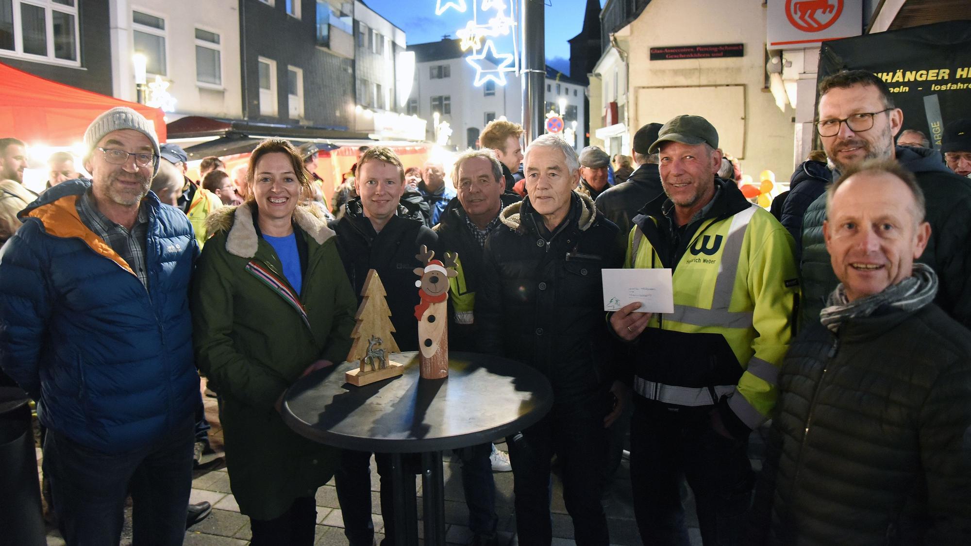 Waldbroel Kaiserstrasse 36 Fest zur Einweihung des fertigen Strassenbau-Abschnitts Mit den Vertretern der Stadt und des Bauteams und Organisatoren Illumination