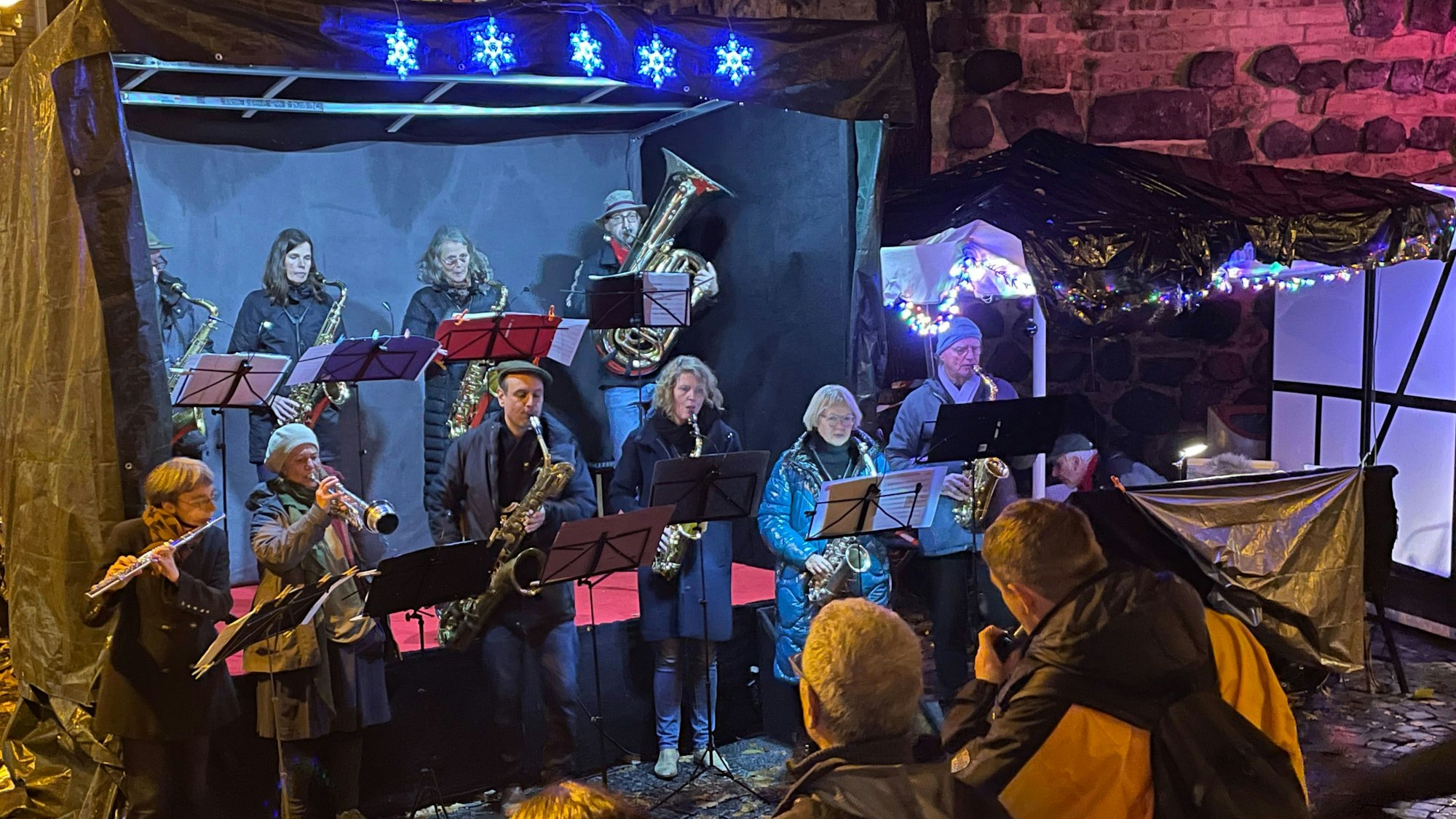 Die „Grooving Horns“ auf der Bühne vor der Eigelsteintorburg.