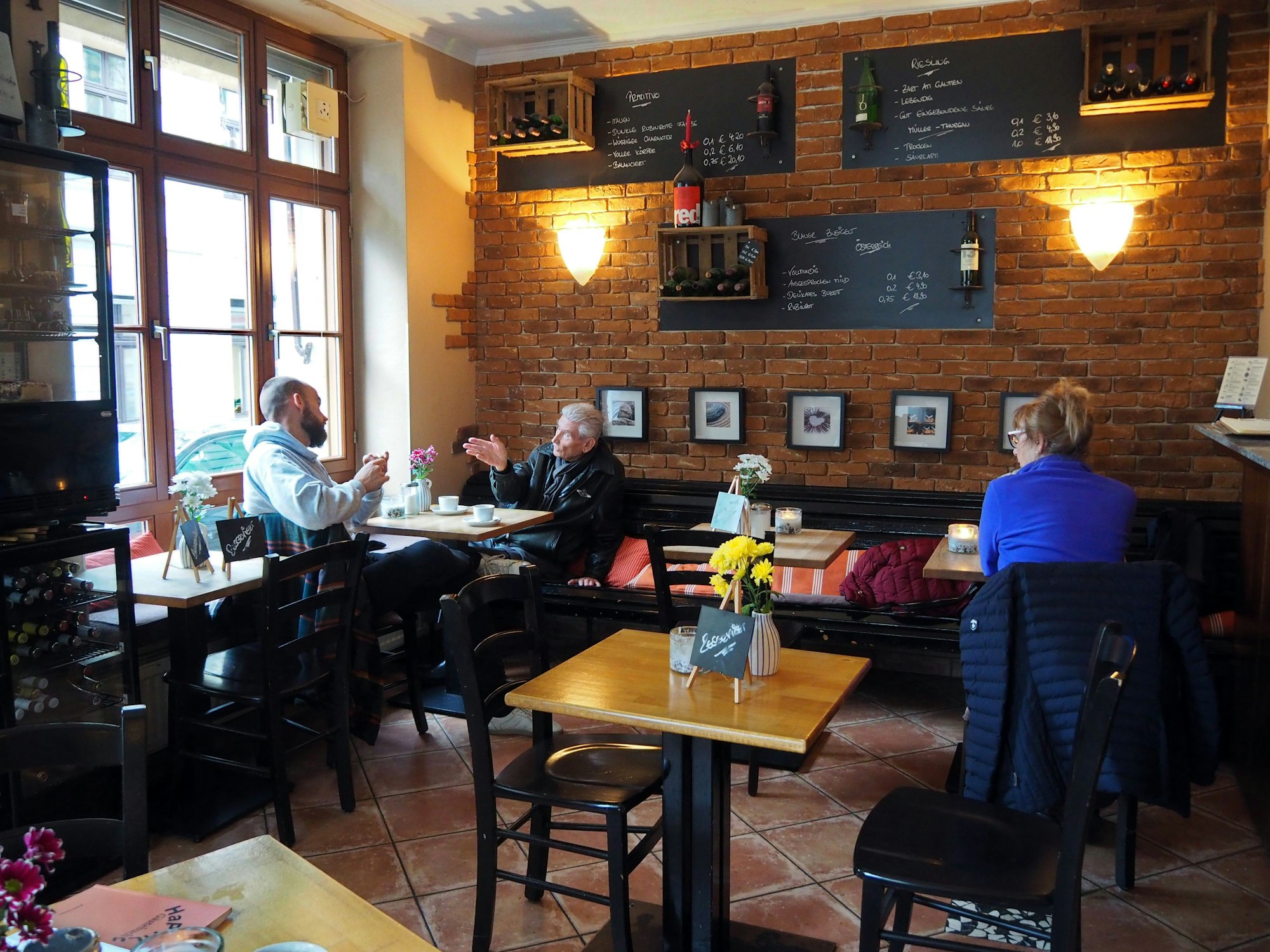 Das Café Haptilu von innen mit Gästen.