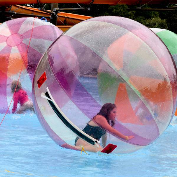 Kinder spielen im Wasser.