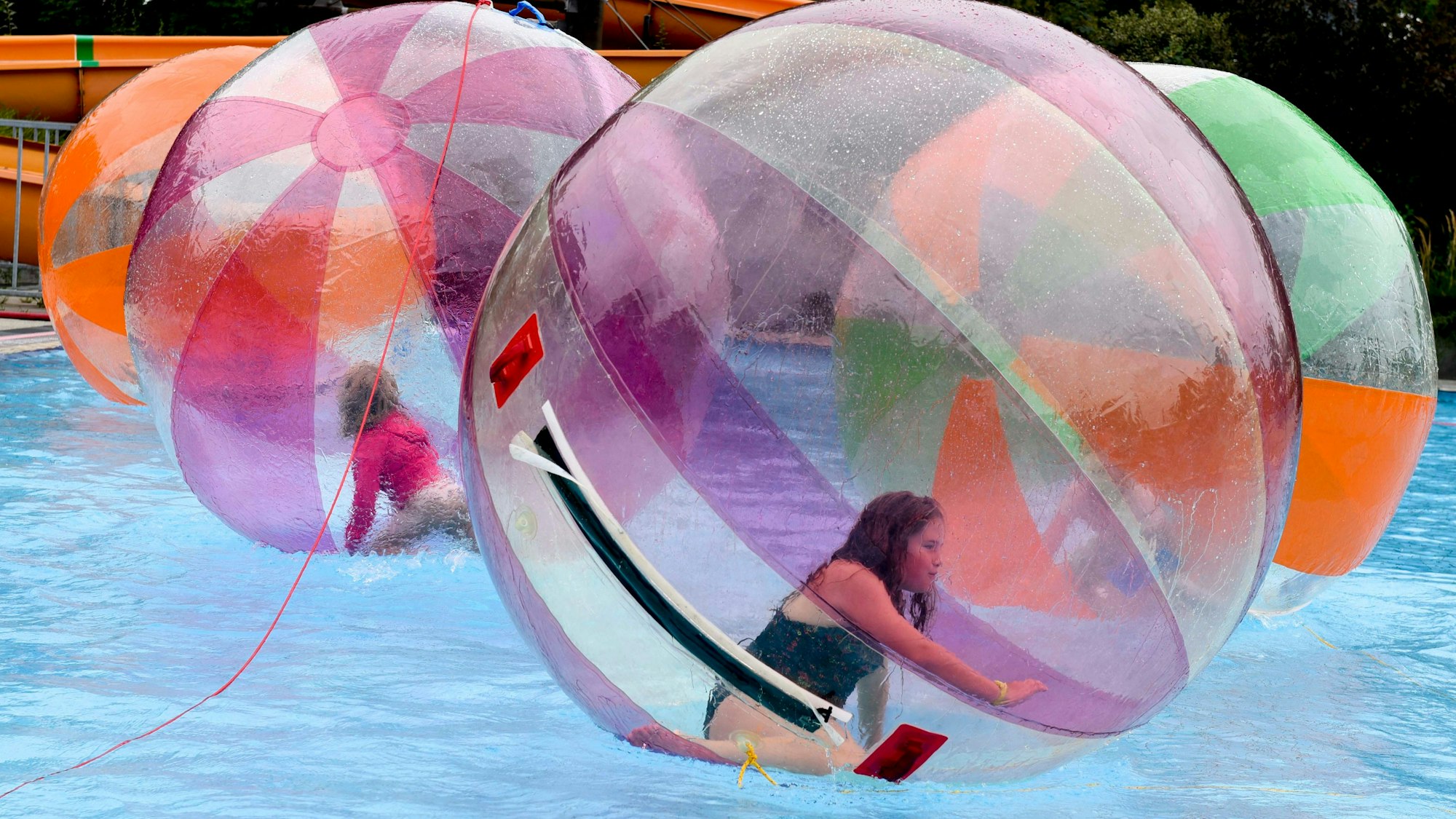 Kinder spielen im Wasser.