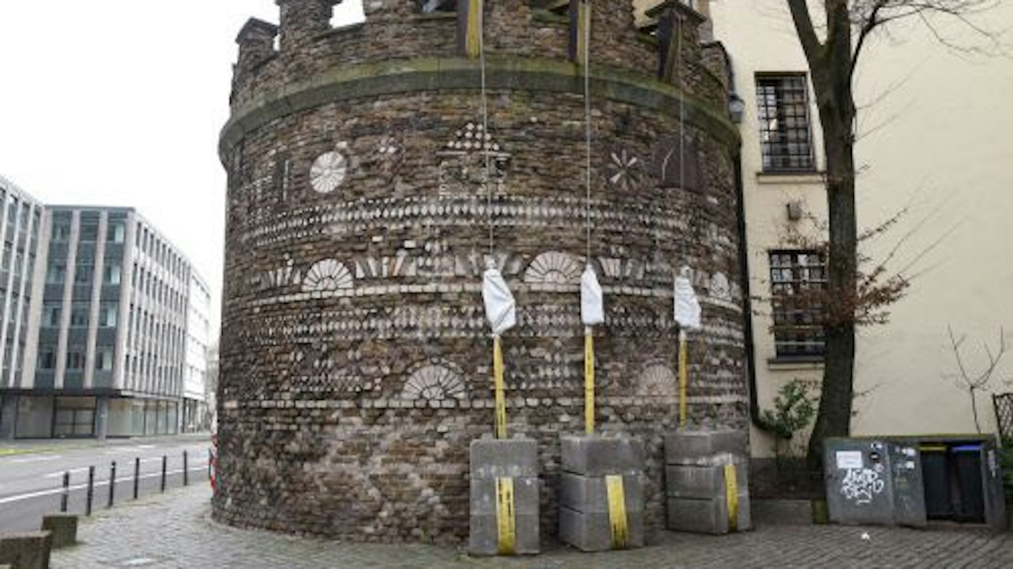 Der Römerturm ist mit Gewichten an der Ausbauchung abgesichert.