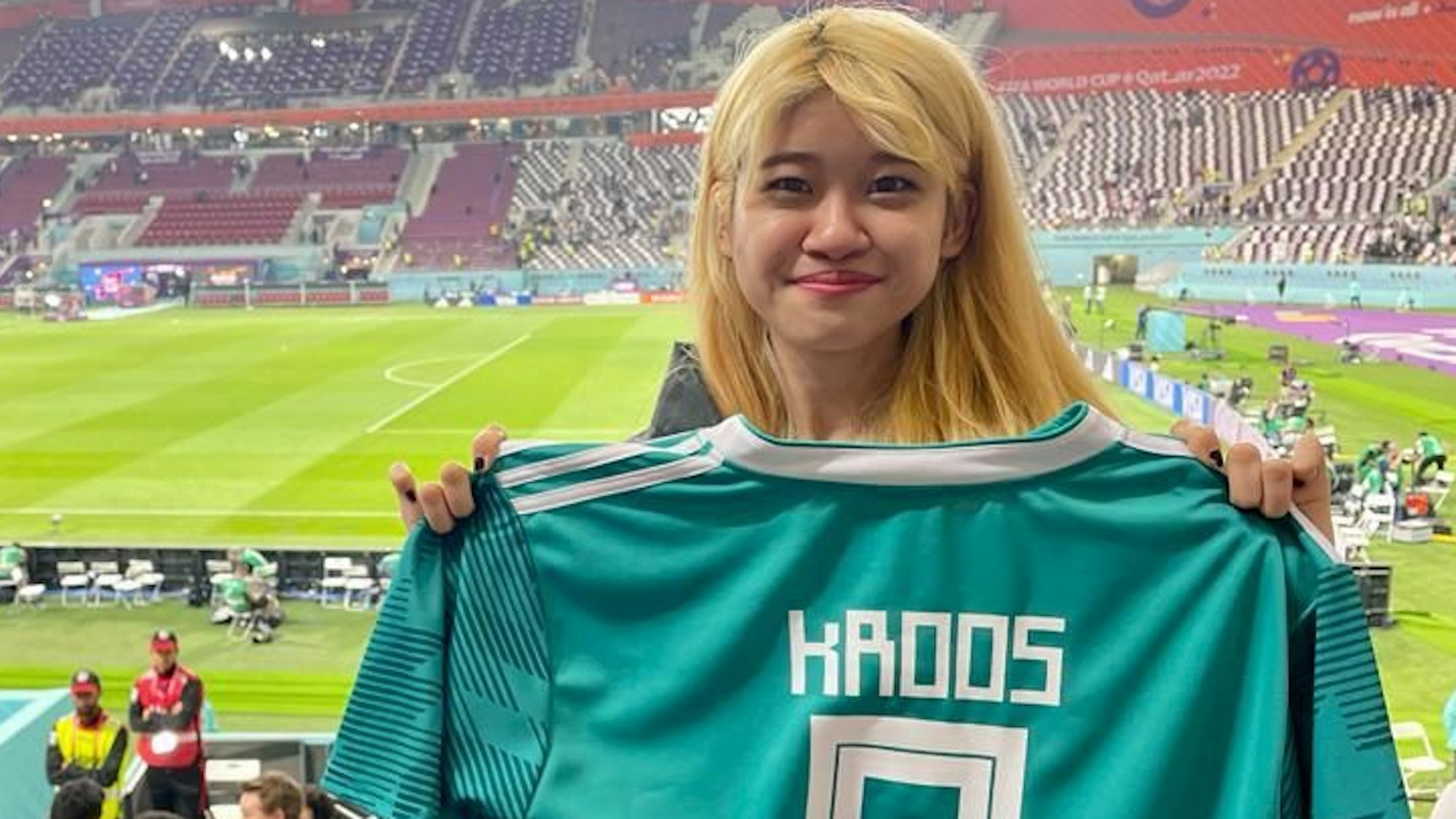 Diese japanische Anhängerin saß direkt neben Reiner Calmund im Stadion in Katar.