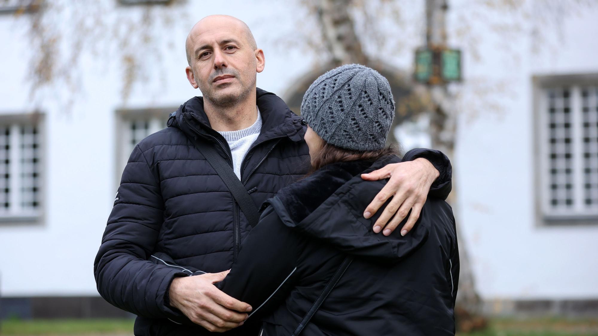 Tammam Zeno, Familienvater aus Syrien, hält seine Tochter Ritta im Arm. Von Ritta ist nur der Rücken zu sehen, sie möchte nicht erkannt werden. Die beiden fanden Unterschlupf im Kirchenasyl in Köln.
