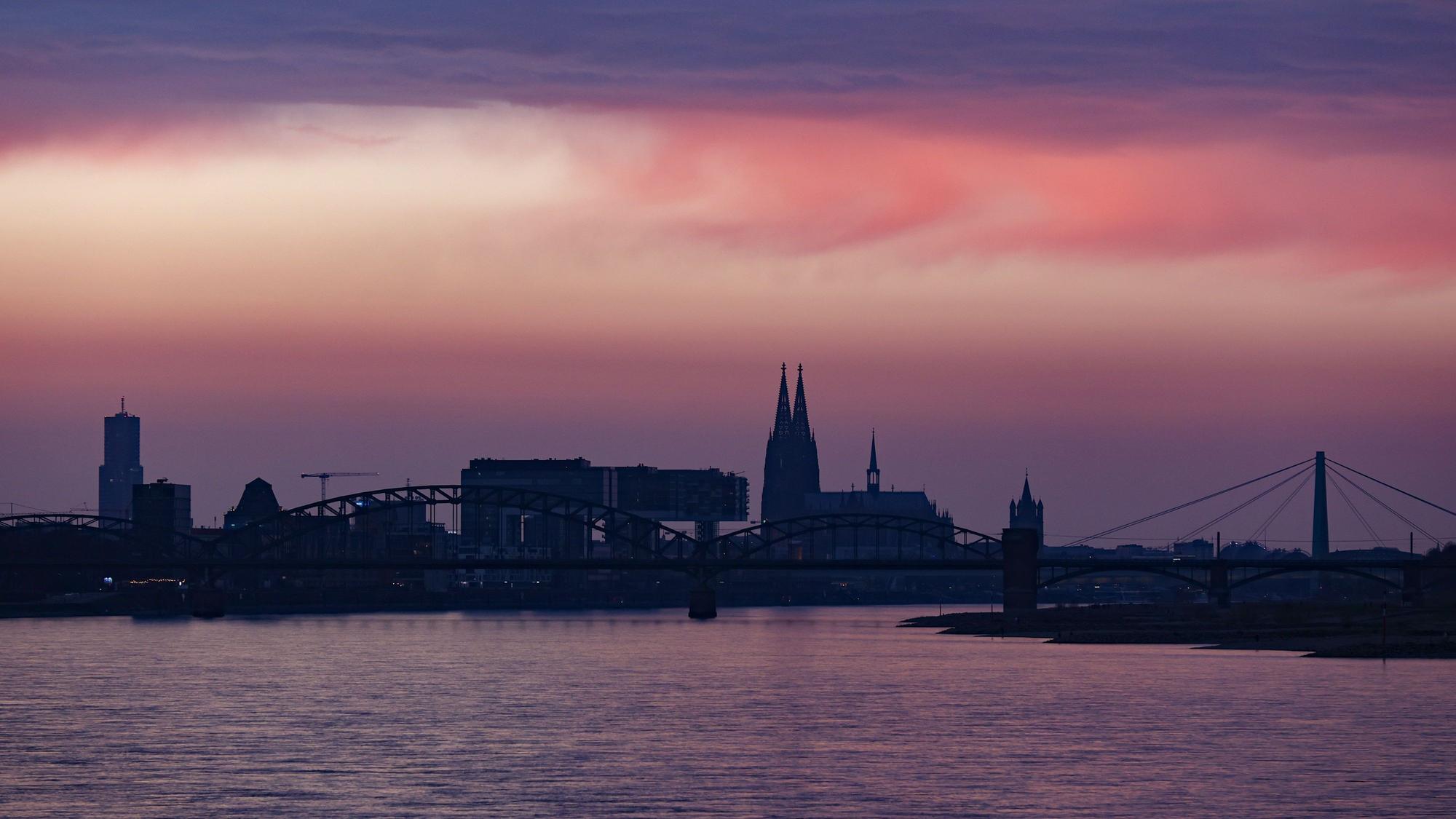 Der Sonnenuntergang über der Skyline von Köln