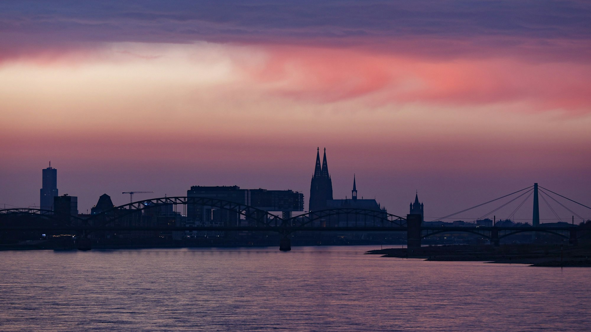 Der Sonnenuntergang über der Skyline von Köln