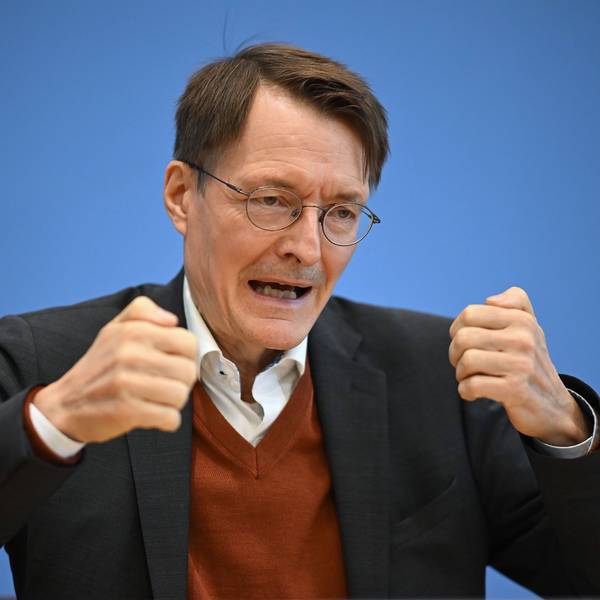 Karl Lauterbach (SPD) gestikuliert bei einer Bundespressekonferenz.