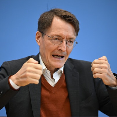 Karl Lauterbach (SPD) gestikuliert bei einer Bundespressekonferenz.