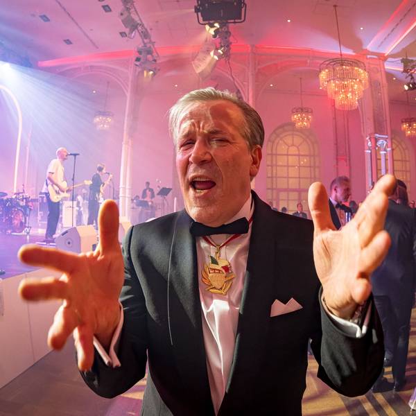 Ein ausgelassen feiernder Präsident des Festkomitees Kölner Karneval, Christoph Kuckelkorn, streckt beide Hände in Richtung der Kamera.